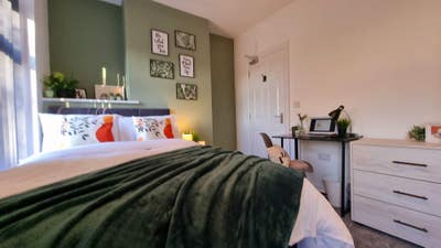🏡 Double Room in Prime Location - Bolton 🌟🏙️ Main Photo
