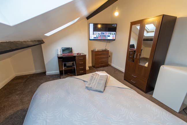 Spacious rooms walking distance to city centre! Main Photo