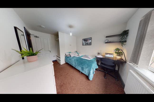 Large Bedroom + En Suite *Female Only House Main Photo