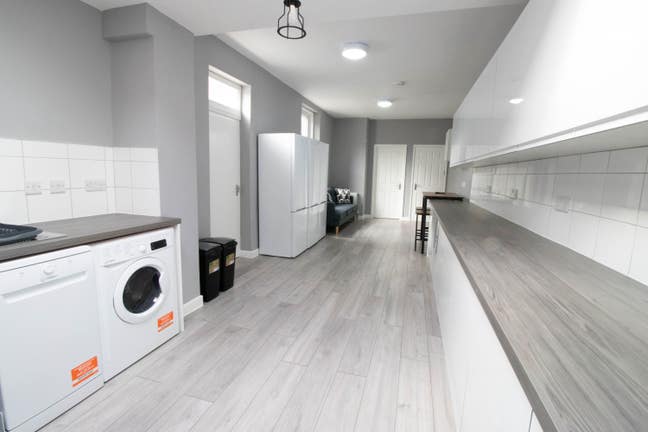 Beautiful Ensuite bedroom in House Share Main Photo