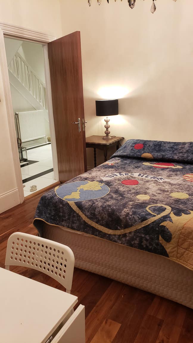 High ceiling beautiful  bedroom Main Photo