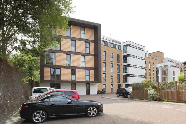 Double room, 5 mins walk to Clapham Junction  Main Photo