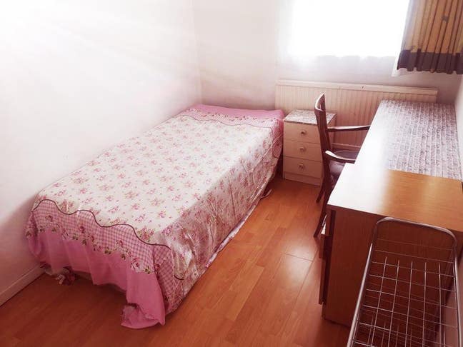 Spacious room in a cosy terraced house Main Photo