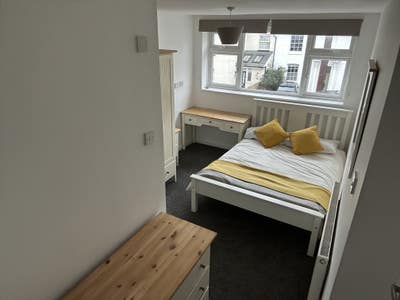 Bright double room, ensuite,  close to town Main Photo