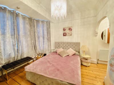 En-Suite King Double Room - All Bills & Parking  Main Photo