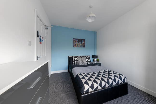 Large double room walking distance close to town Main Photo