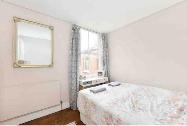 Double Room in W10 Main Photo