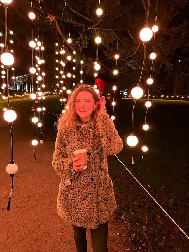 I am a professional female aged 27 looking fo... Main Photo