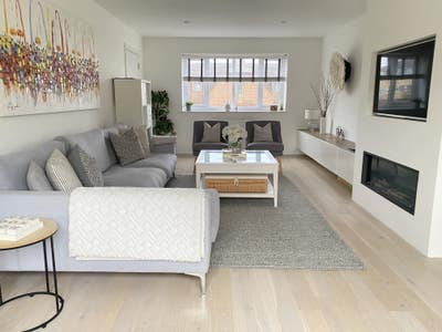 Large Room -  2 min walk from Train Station  Main Photo