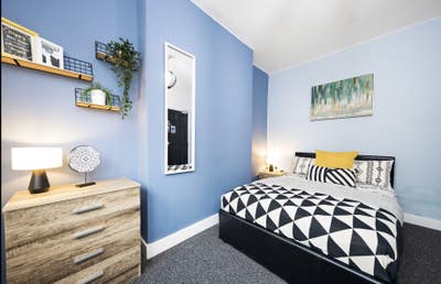 Last room available in Tomkinson Road house-share Main Photo