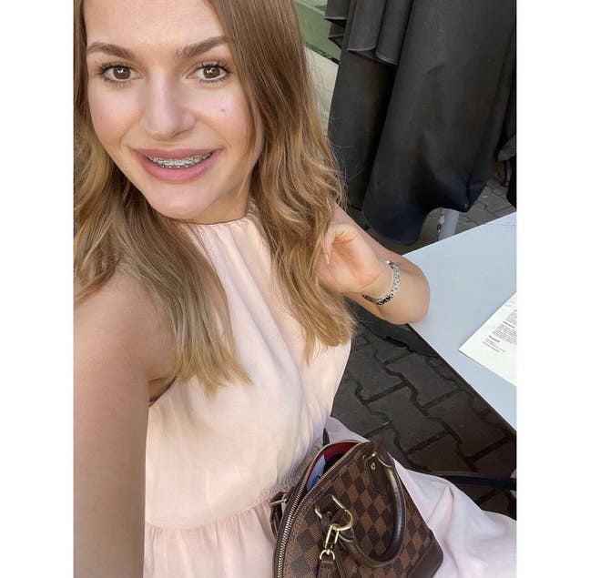 Professional female seeks a double room Main Photo