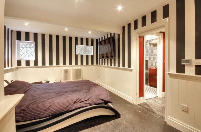 En-suite room One Of The Best Parts Of Town  Main Photo