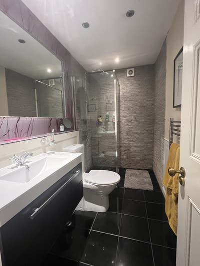 En-suite room One Of The Best Parts Of Town  Main Photo