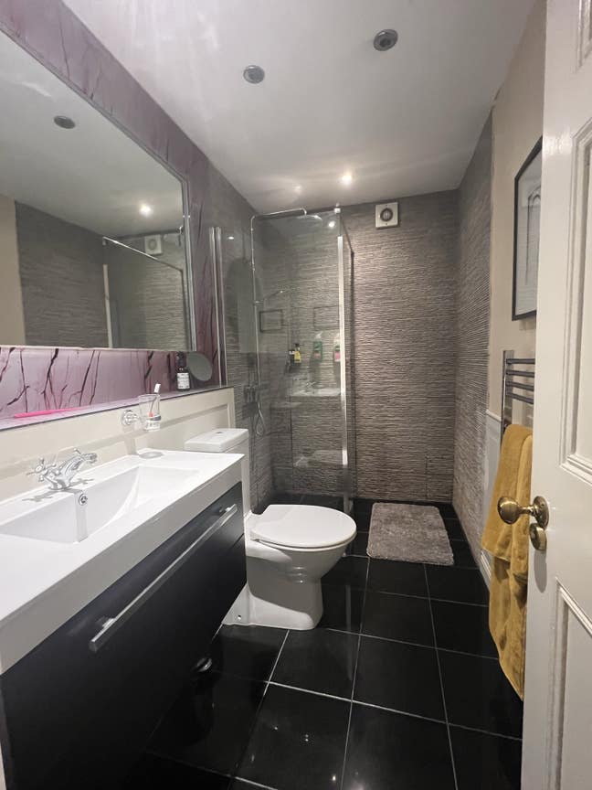 En-suite room One Of The Best Parts Of Town  Main Photo