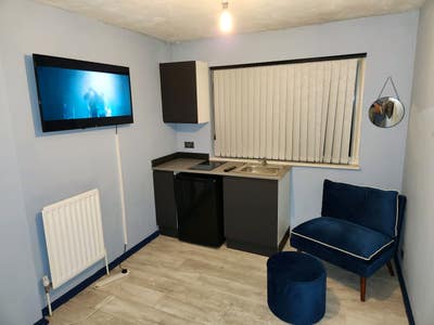 Stunning Studio Flat in Vibrant Area-Low Deposit Main Photo