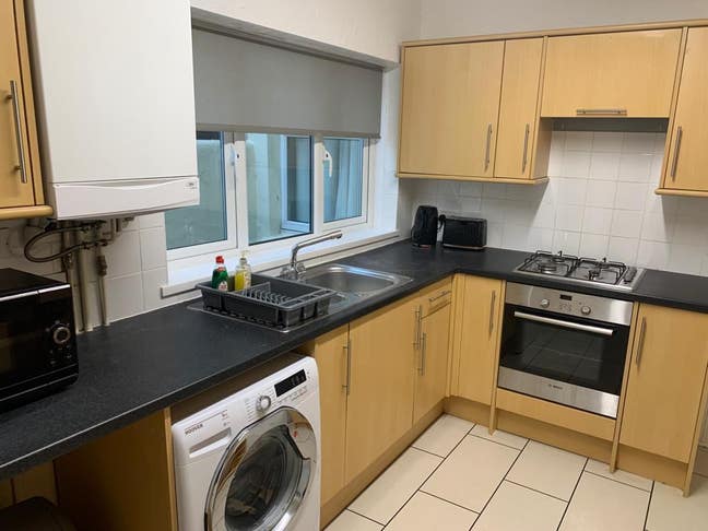 Clean and spacious 4 Bedroom house Main Photo