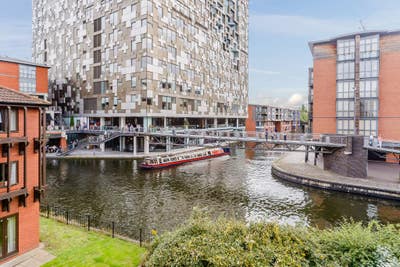 Beautiful Double in Canal side Luxury Apartment  Main Photo