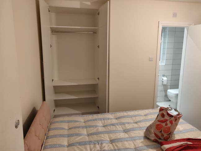 Double en-suite room for rent near Ive High Street Main Photo