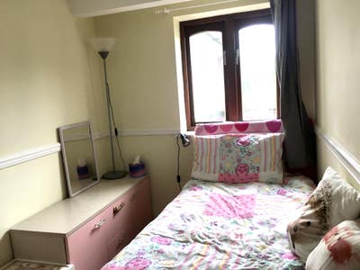 Comfortable single room in characterful home Main Photo