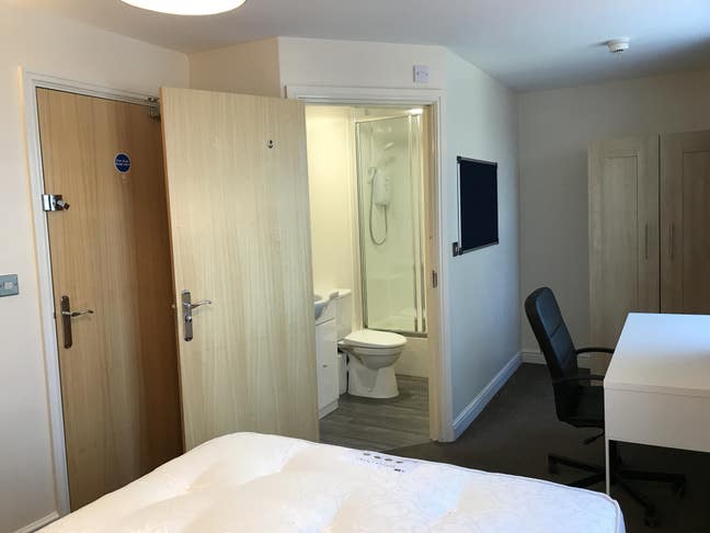 🏠 5 Bed Student House (2x En-Suites LEFT) - Sep Main Photo