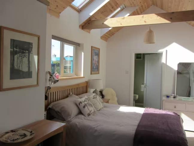 Lovely double room with en suite in Charlton Kings Main Photo