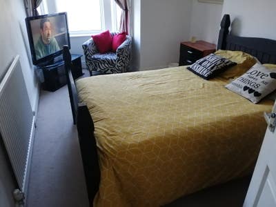 Lovely modern room within walking distance to town Main Photo