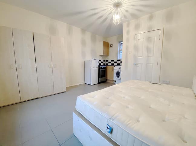 Single Studio 5 Mins Walk to Hounslow East Main Photo