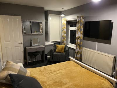 Large Bedroom & bathroom Main Photo