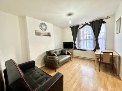 One Bedroom Flat Available Now in Willesden Green! Main Photo