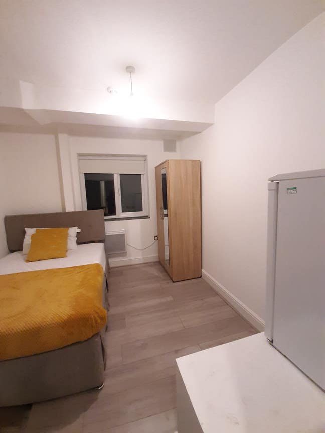  Double room-own  toilet  &  shower-Clark St-CV6  Main Photo