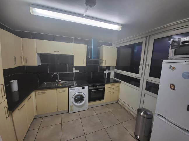 Lovely room for rent in 4 bedoom apartment  Main Photo