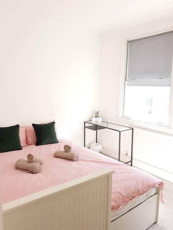 Charming Double Bedroom in the Heart of London Main Photo
