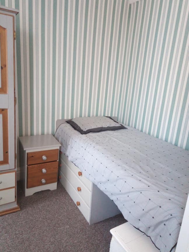 Single room available in 6 bedroom house Main Photo