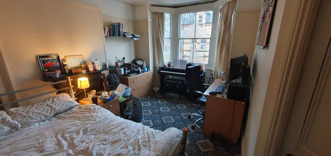 Large double en-suite bedroom. Great location.  Main Photo