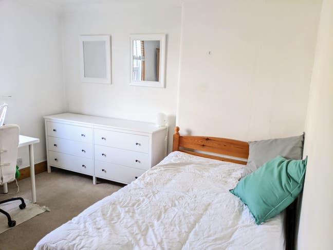 Double Room in Lovely 3 Bed Flat Close to Station! Main Photo