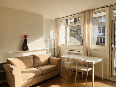 One Bright double rooms in a flat with balcony  Main Photo