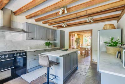 Double room to let in family characterful home Main Photo