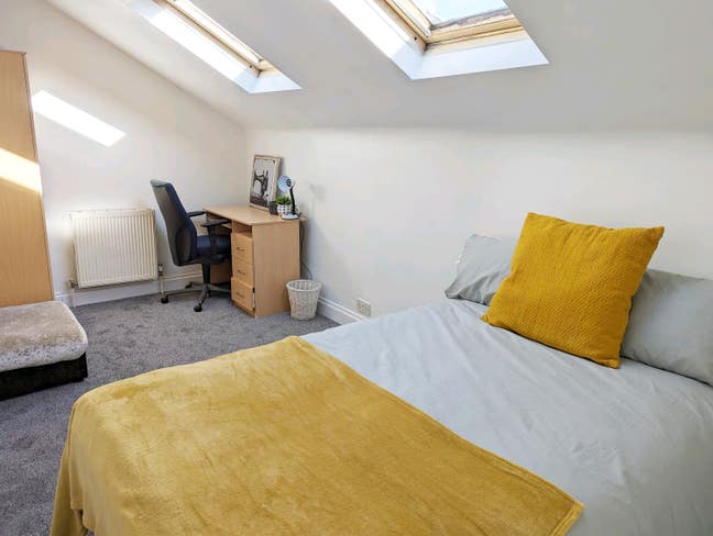 2 rooms for the price of 1 - bedroom plus office Main Photo