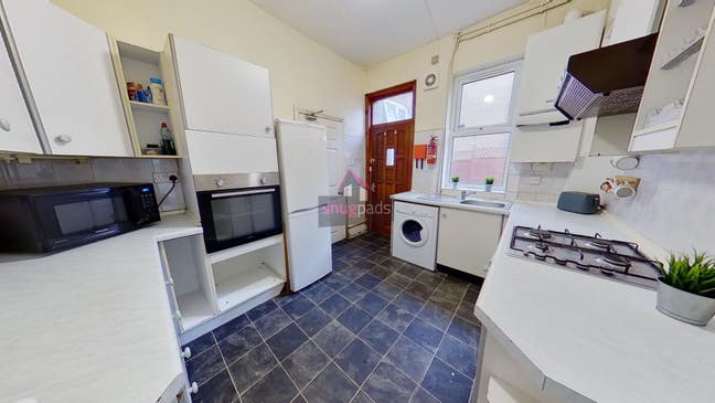 Bright Spacious Double Room 🏥 🌆🚉🏬 Main Photo