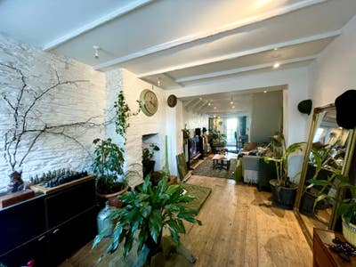 Double room in spacious house  Main Photo