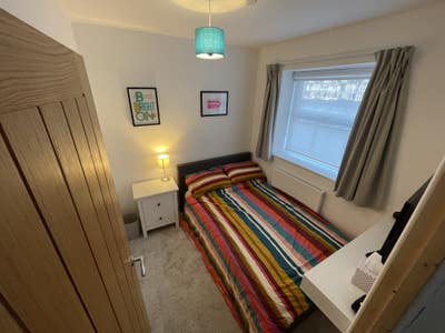 Furnished single room with double-bed (Mon-Fri) Main Photo