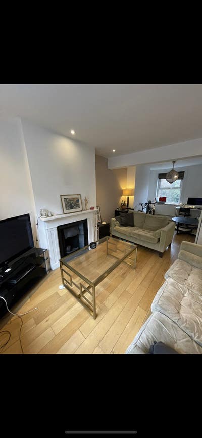 Large double room in Greenwich - Female only house Main Photo
