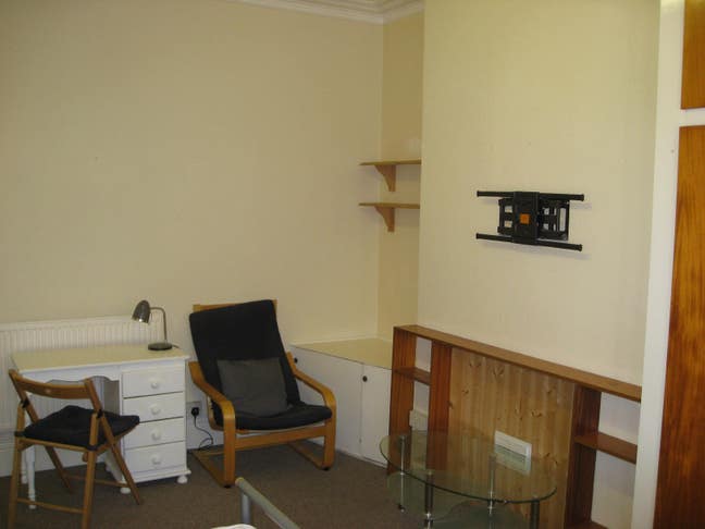 Large Room - Six Hit from the Cricket Ground Main Photo