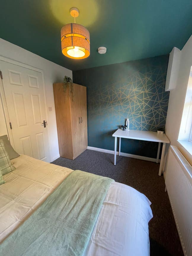 Large Luxury Rooms... Perfect Location!! Main Photo