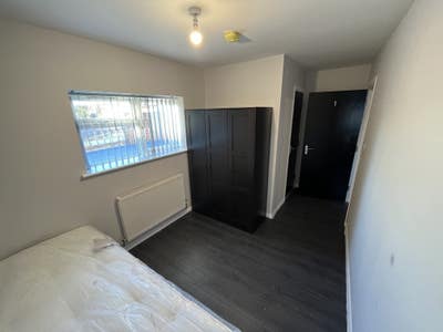 Single en-suite room for rent Main Photo