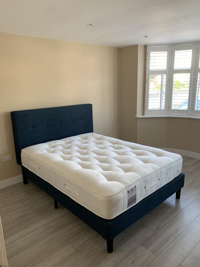 Large room in detached house Main Photo