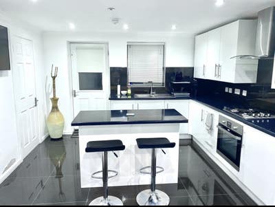 Double Room w/Own Separate Toilet/B Parking & Gate Main Photo