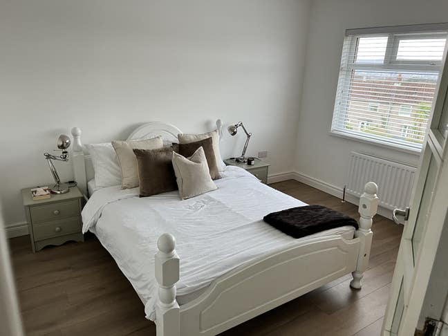 Large Room- Bills inc- King Bed Main Photo