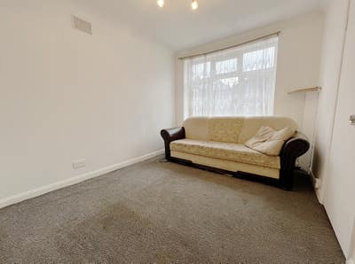 1 Bedroom Flat W/ Garden 5 Mins Walk to Isleworth Main Photo