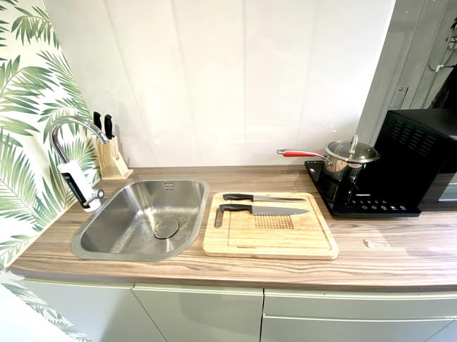 Modern Furnished Studio Burgess Hill near Amex/CAE Main Photo